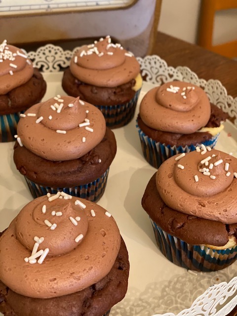 CHOCOLATE CHEESECAKE CUPCAKES WITH CHOCOLATE BUTTERCREAM FROSTING
