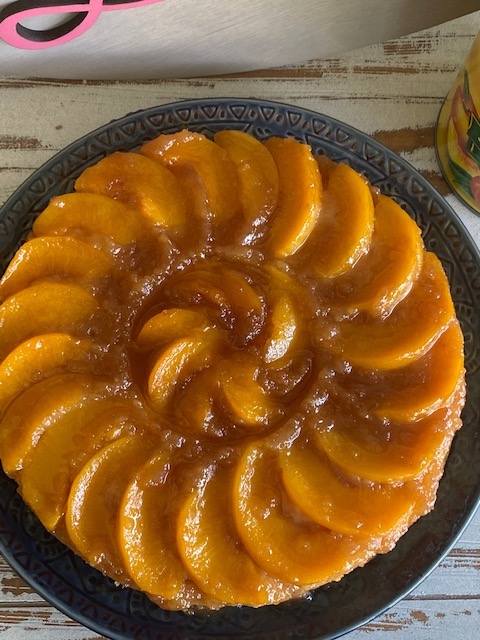 one 9 inch yellow layer cake with peaches canned
